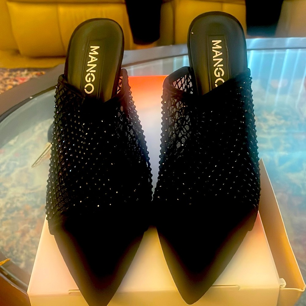 This mango women shoe  is so classy and trendy .never worn .